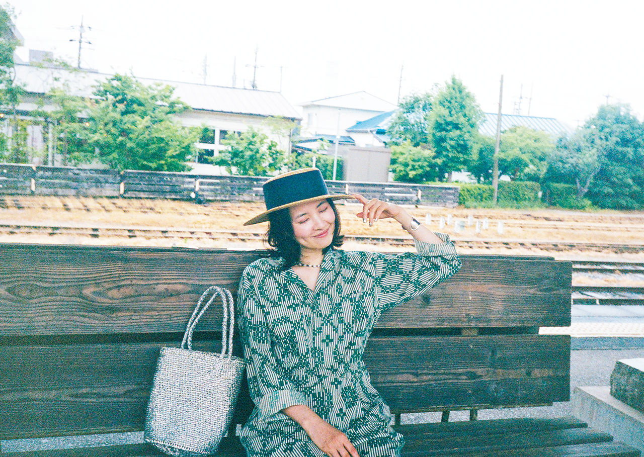 ベンチに座って目を瞑る浜島直子さん