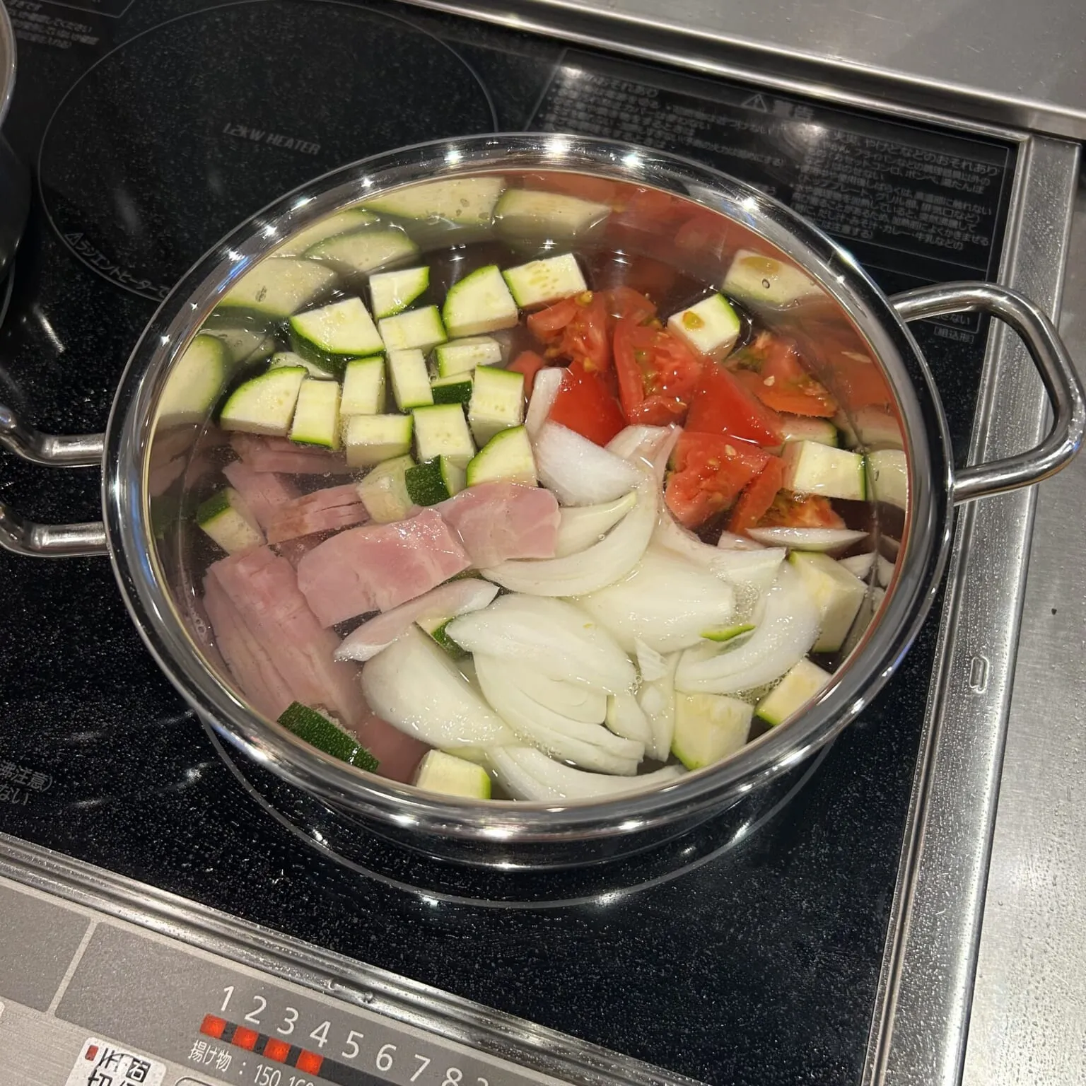 「夏野菜みそ汁」調理中 煮込む前