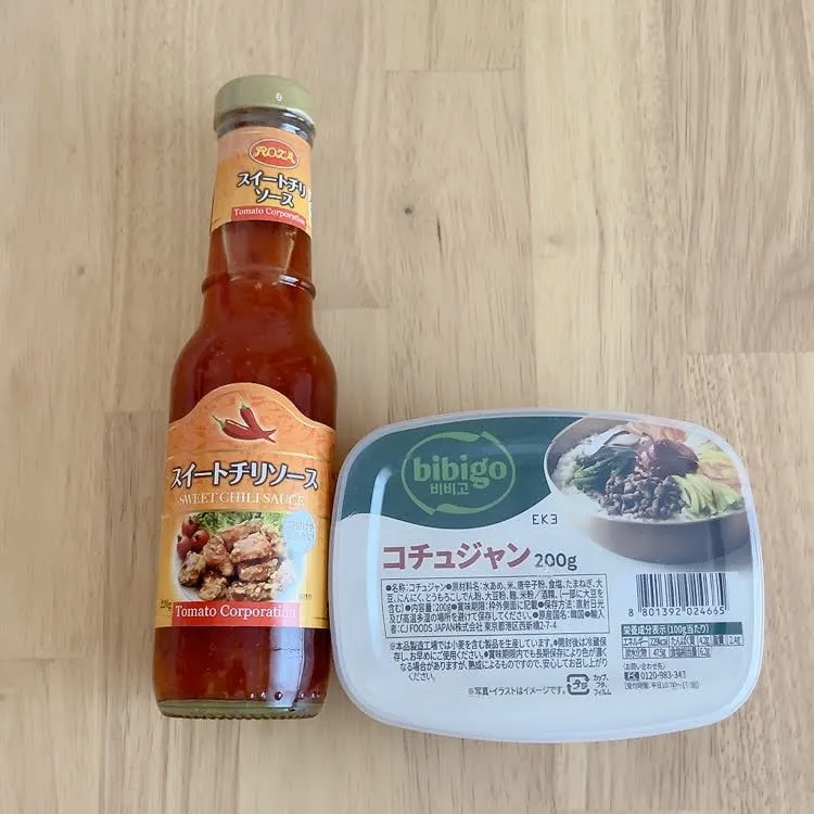「ユッケ風焼き肉のっけ飯」材料のスイートチリソース、コチュジャン