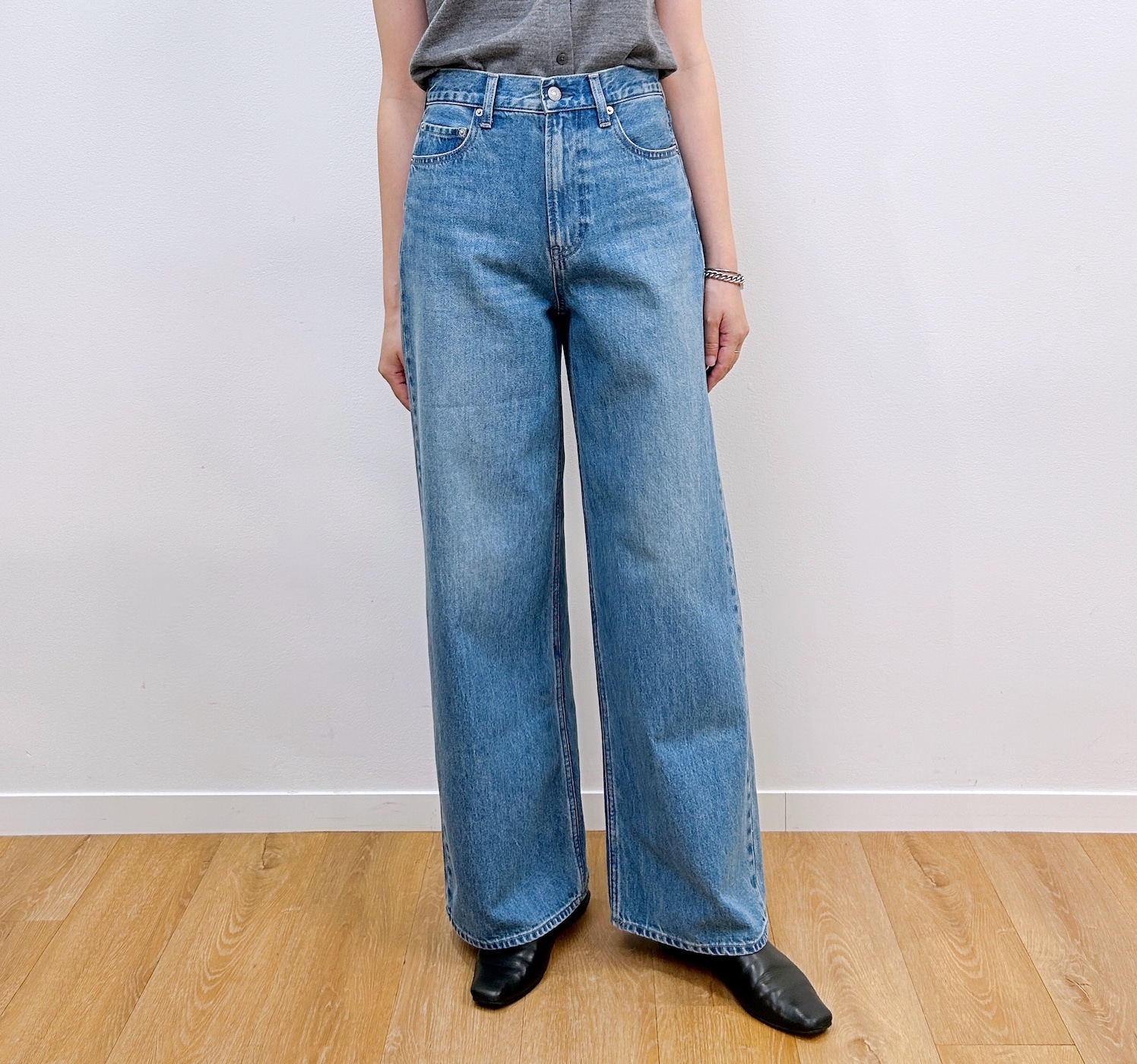 ユニクロ「ハイライズワイドジーンズ」65 BLUEを着用