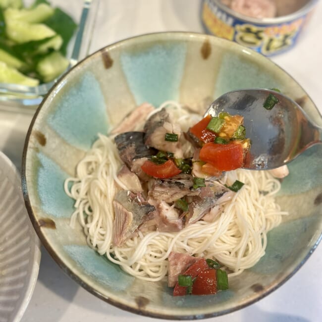 【LEEレシピ】今井亮さんの「サバ缶とたたききゅうりのおかかそうめん」