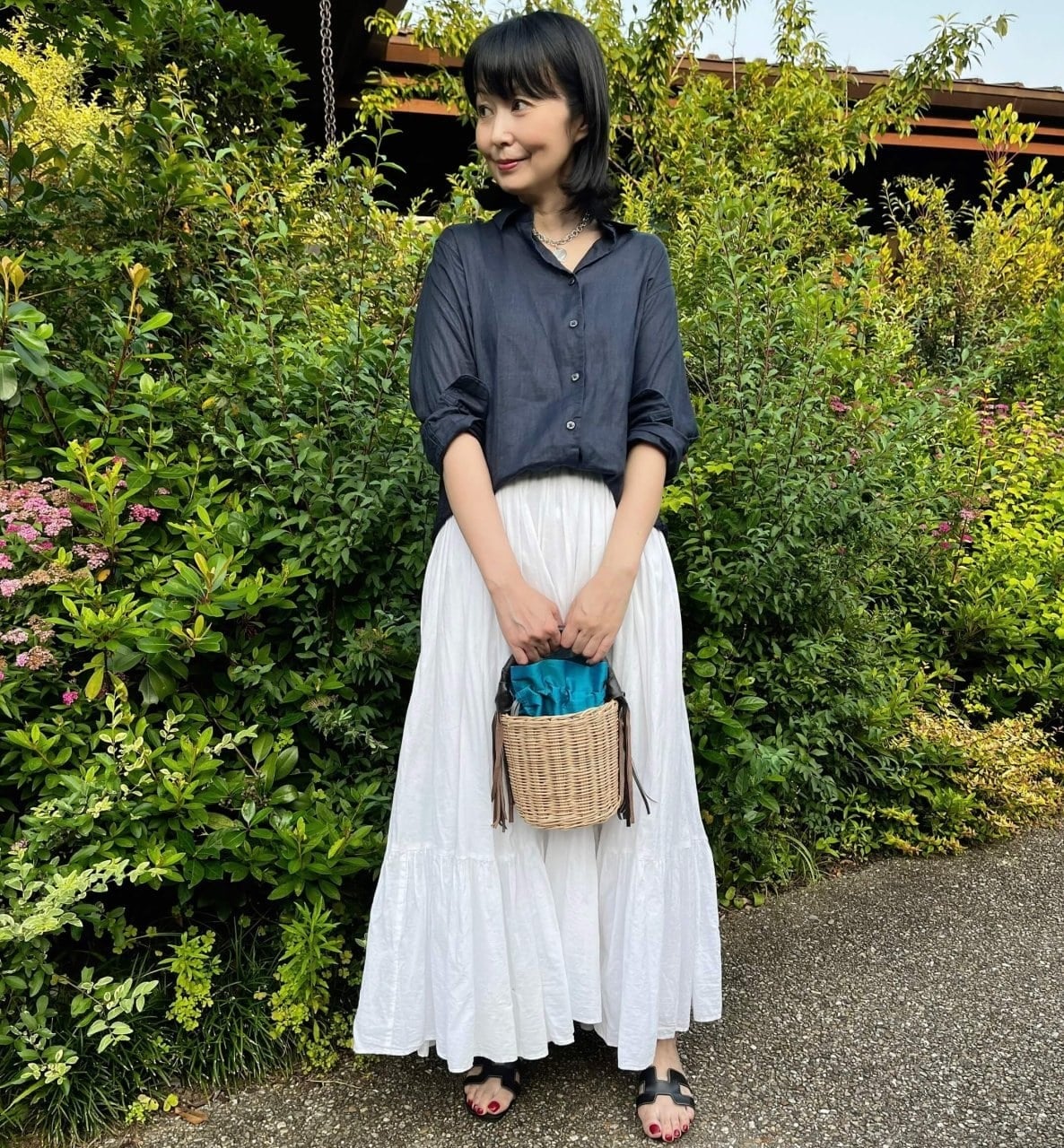無印良品のダークネイビーのリネンシャツを使ったスカートコーデ