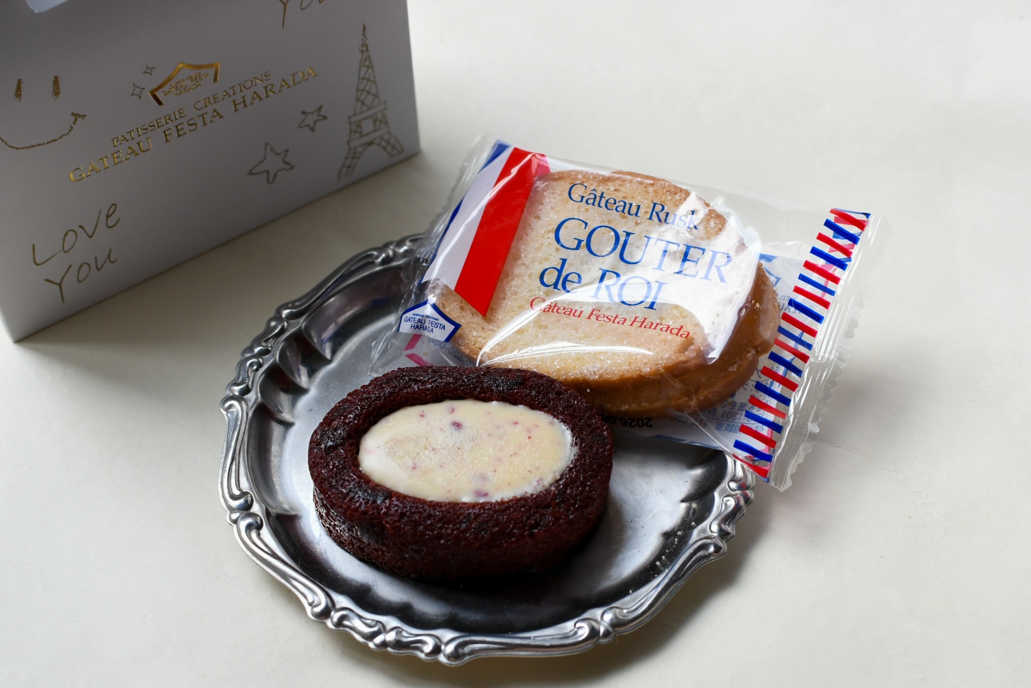 東京駅のガトーフェスタ ハラダのばら売りギフトで選んだガトーラスク(108円)と、東京限定の「ティグレス レッドベルベット」(324円)