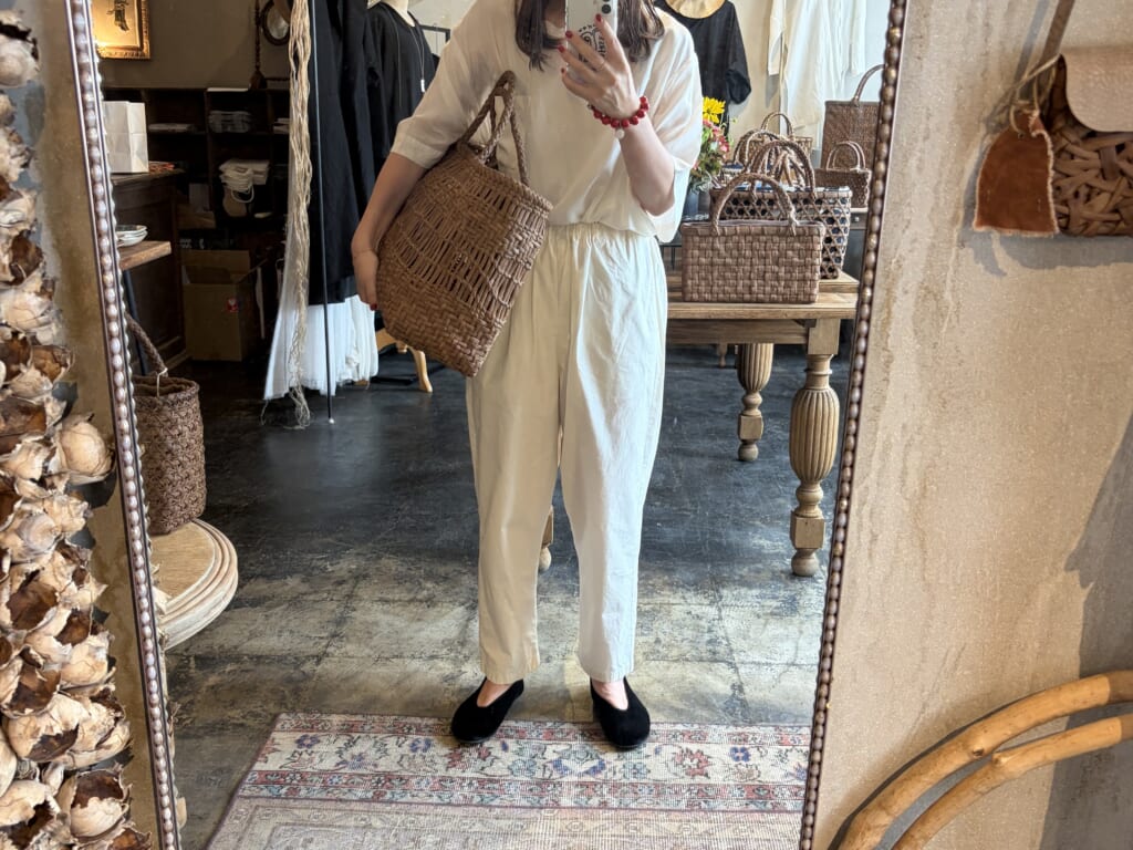 50代身長163センチの女性に似合う山葡萄のかごバッグ、大き目のかごバッグ、ホワイトコーデに合わせてみた。