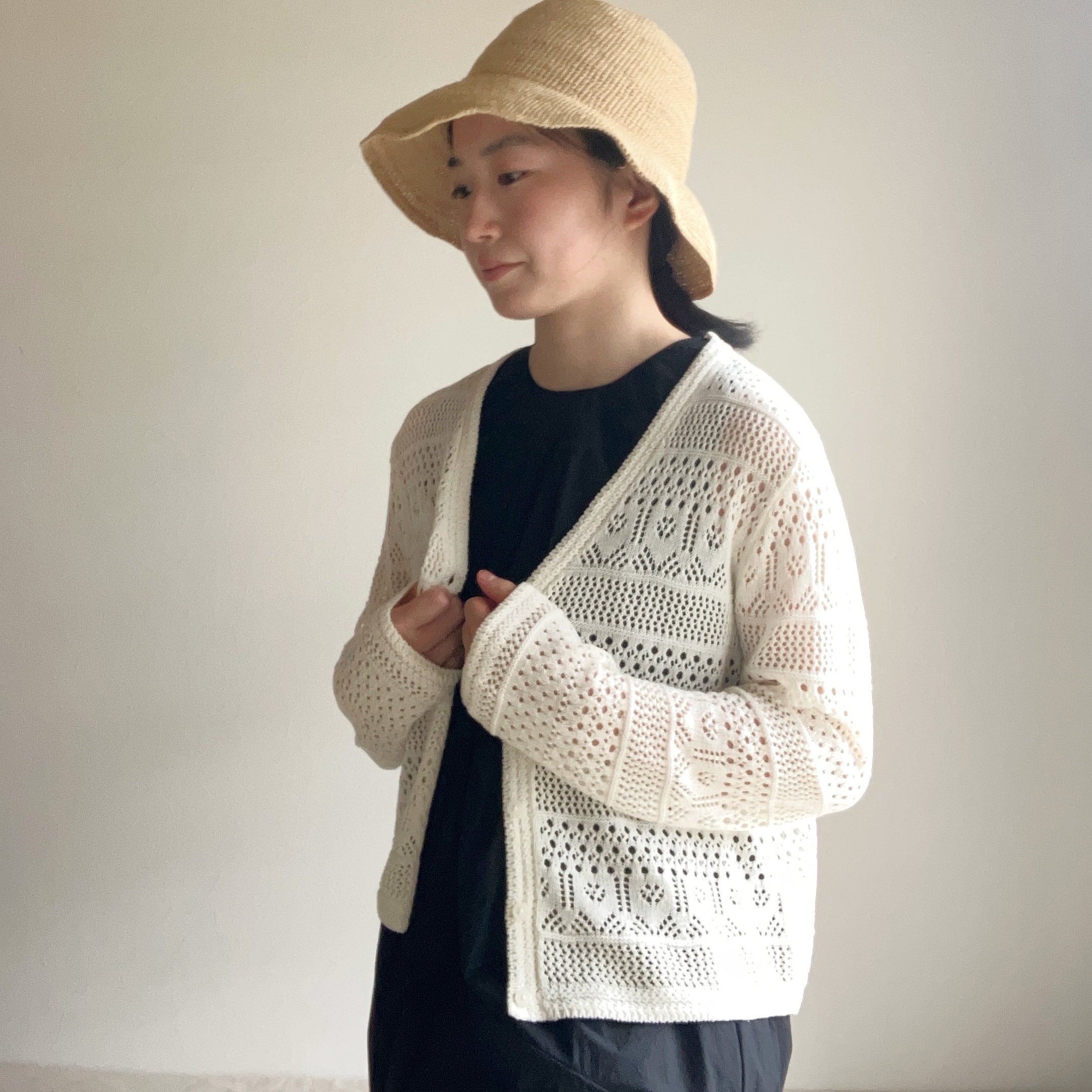 ユニクロ「クロシェVネックカーディガン」01 OFF WHITEと麦わら帽子の夏コーデ