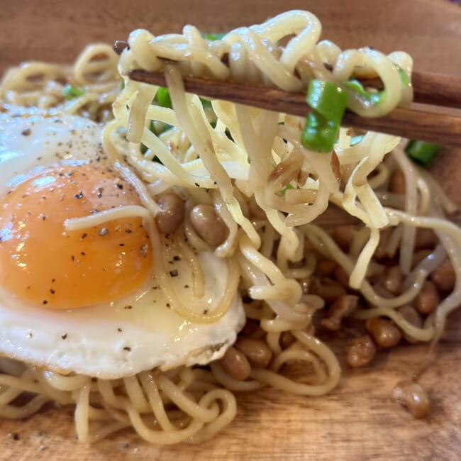 きじまりゅうたさんの「ガーリック納豆焼きそば」