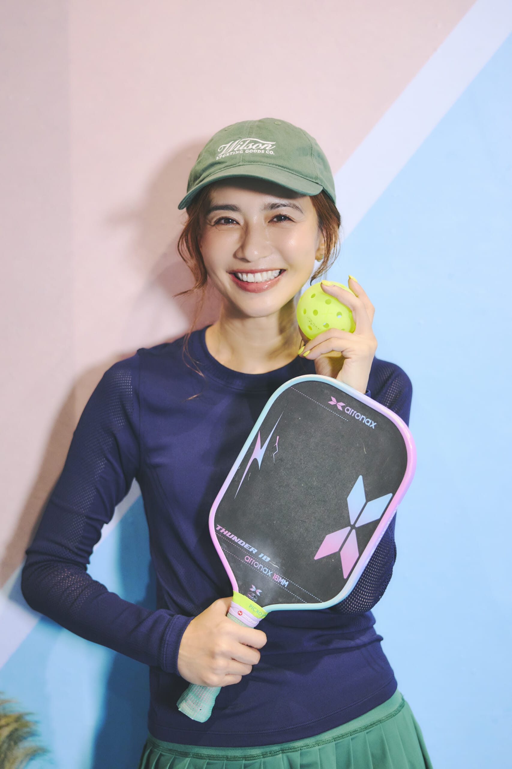 優木まおみさんピックルボールプレイ中 ラケットとボール