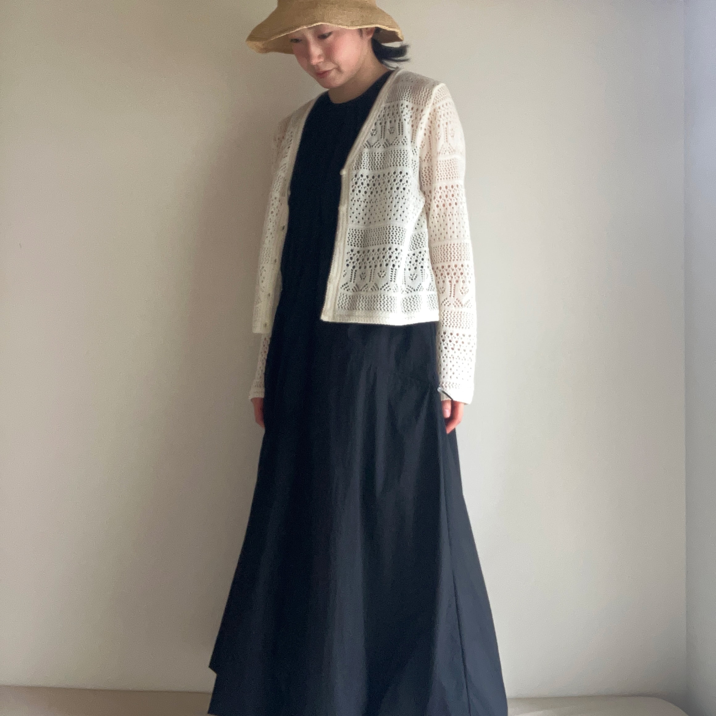 ユニクロ「クロシェVネックカーディガン」01 OFF WHITEと黒ワンピースのコーデ