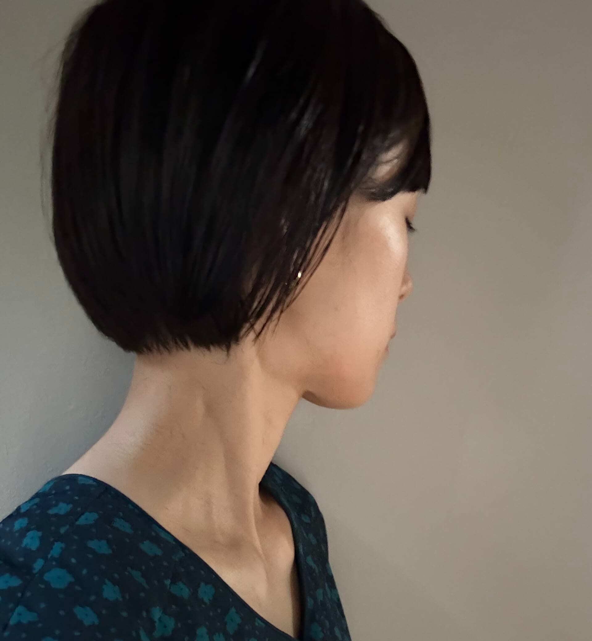ショートボブにヘアチェンジした女性