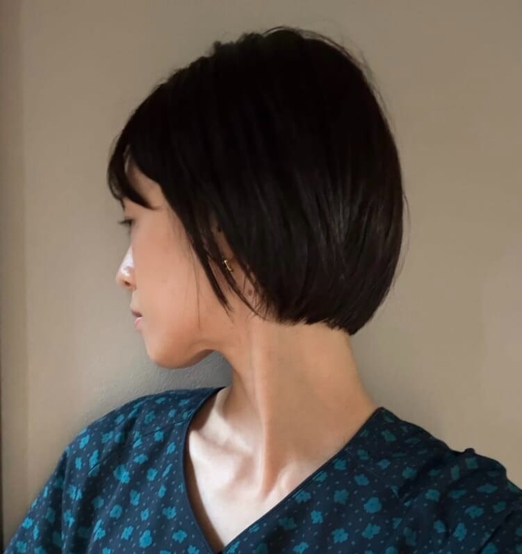 ショートボブにヘアチェンジした女性の横顔