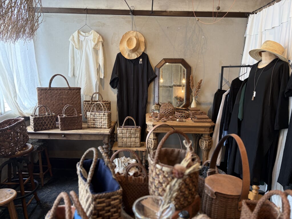 “憧れの山葡萄のかご”と“暮らしに寄り添ううつわ”の 「時を編む 山葡萄かご展2& 奥村陶房(おくむらとうぼう)」の展示会にお伺いしました。