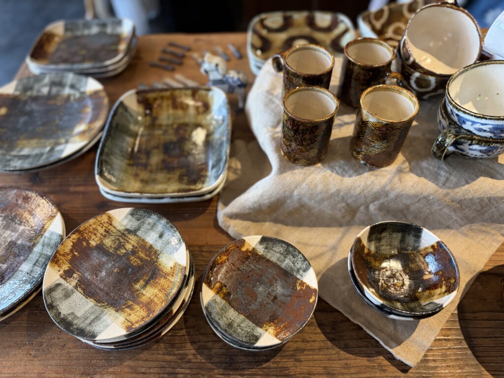京都・宇治に工房を構える奥村陶房(おくむらとうぼう)。日々の食卓にそっと寄り添う、やさしい佇まいの器