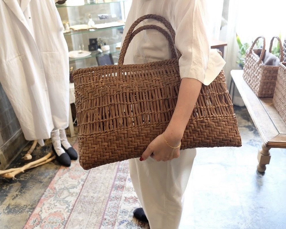 50代身長163センチの女性に似合う山葡萄のかごバッグ、大き目のかごバッグ、ホワイトコーデに合わせてみた。男性にも似合うかごバッグ。