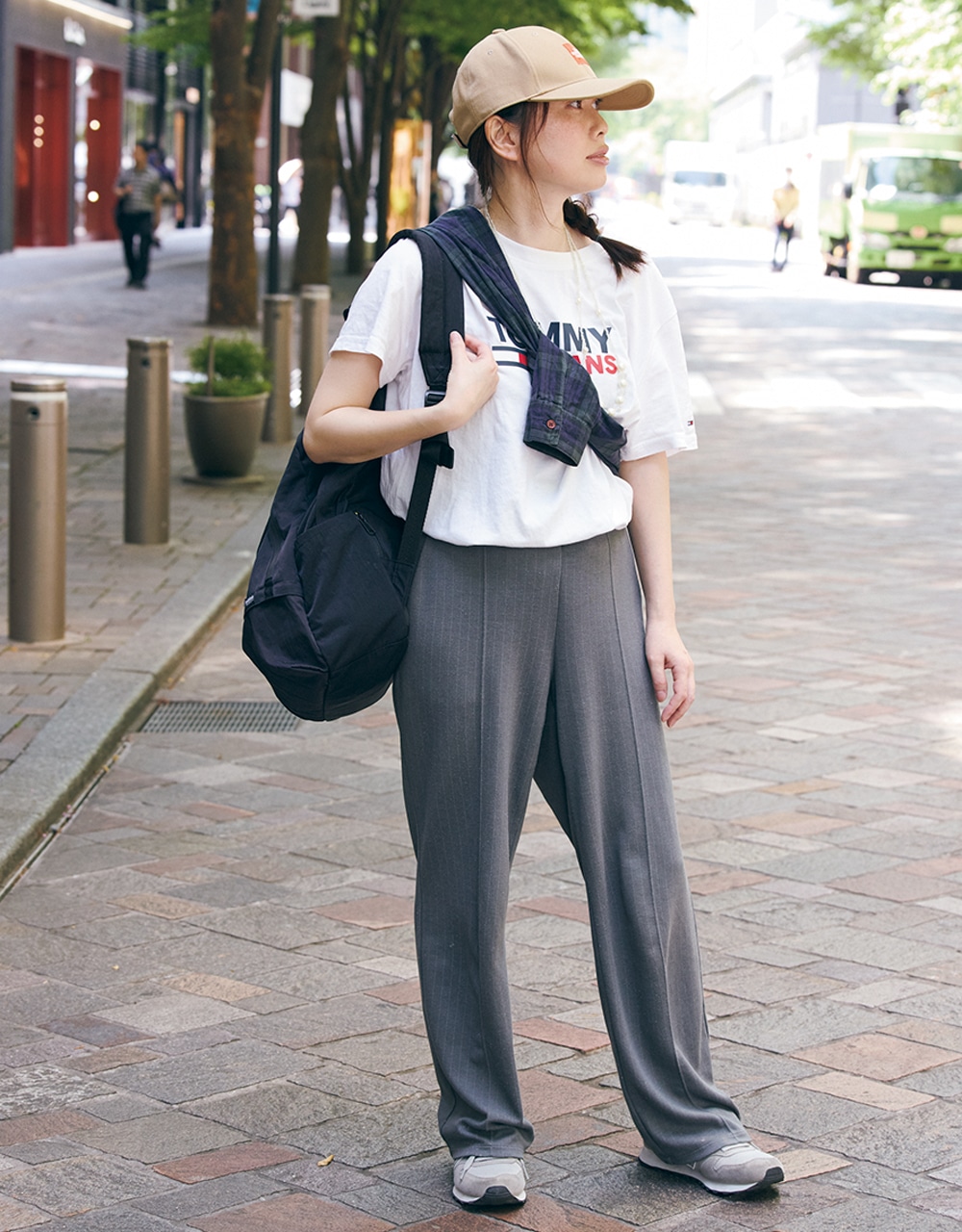 【夏のシャツ アレンジコーデ】チェックシャツのたすきがけでロゴＴがぐっと華やかに LEE100人隊 No.027 ようさん