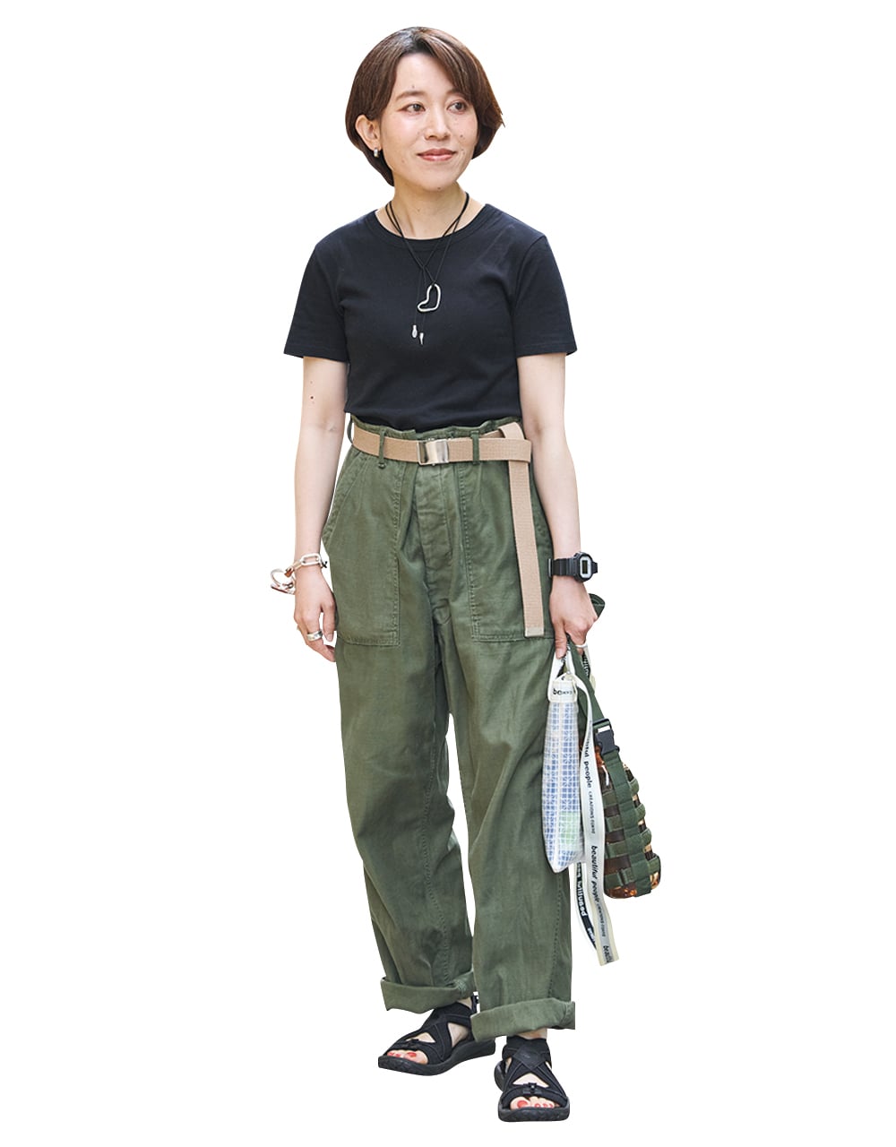 【カーキパンツ×黒トップスコーデ】ルーズな古着のベイカーにコンパクトTでメリハリを LEE100人隊 TB さとささん