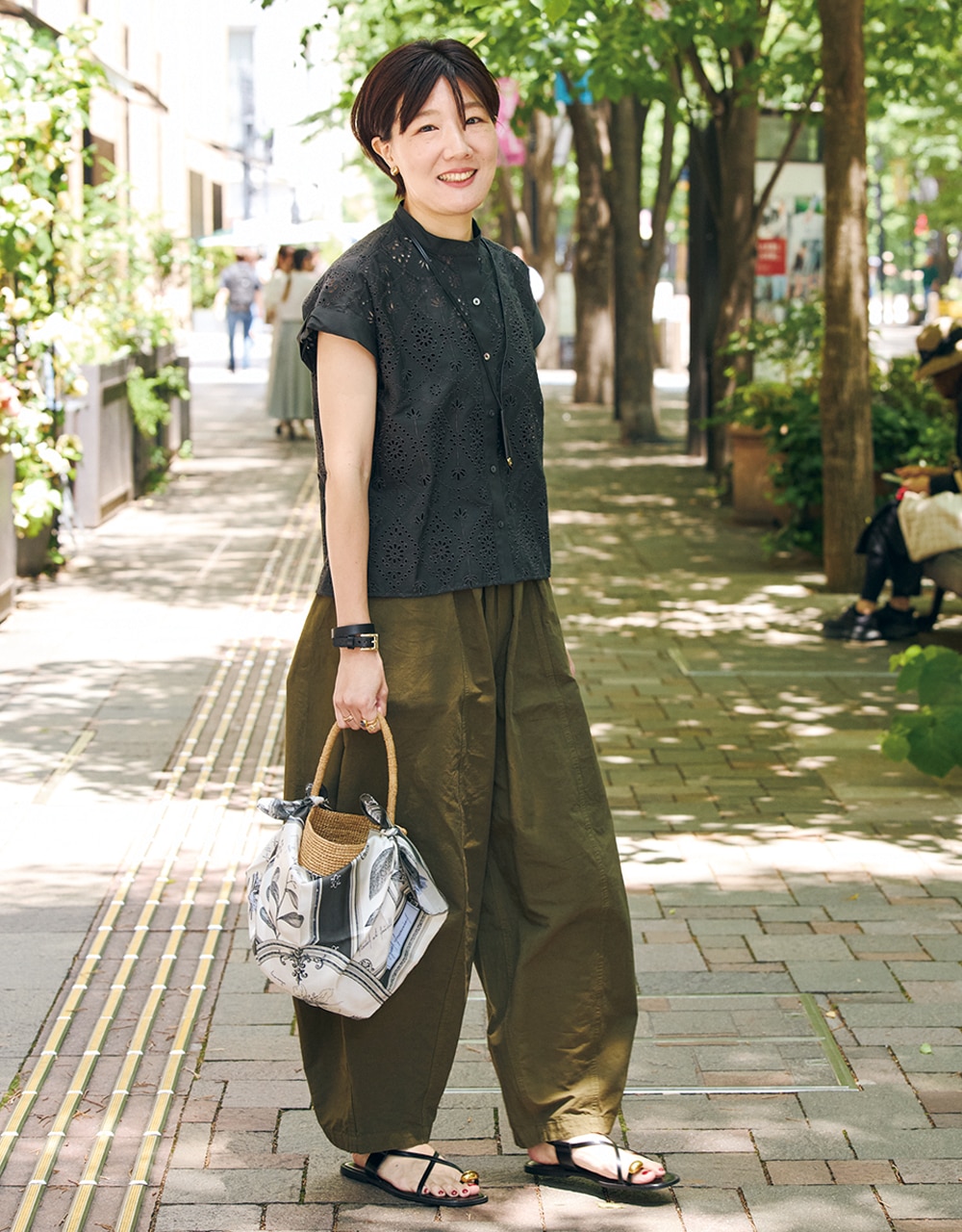 【カーキパンツ×黒トップスコーデ】きれいめレースを、ボリューミーなカーキパンツでカジュアルに LEE100人隊 No.061 たきゆさん