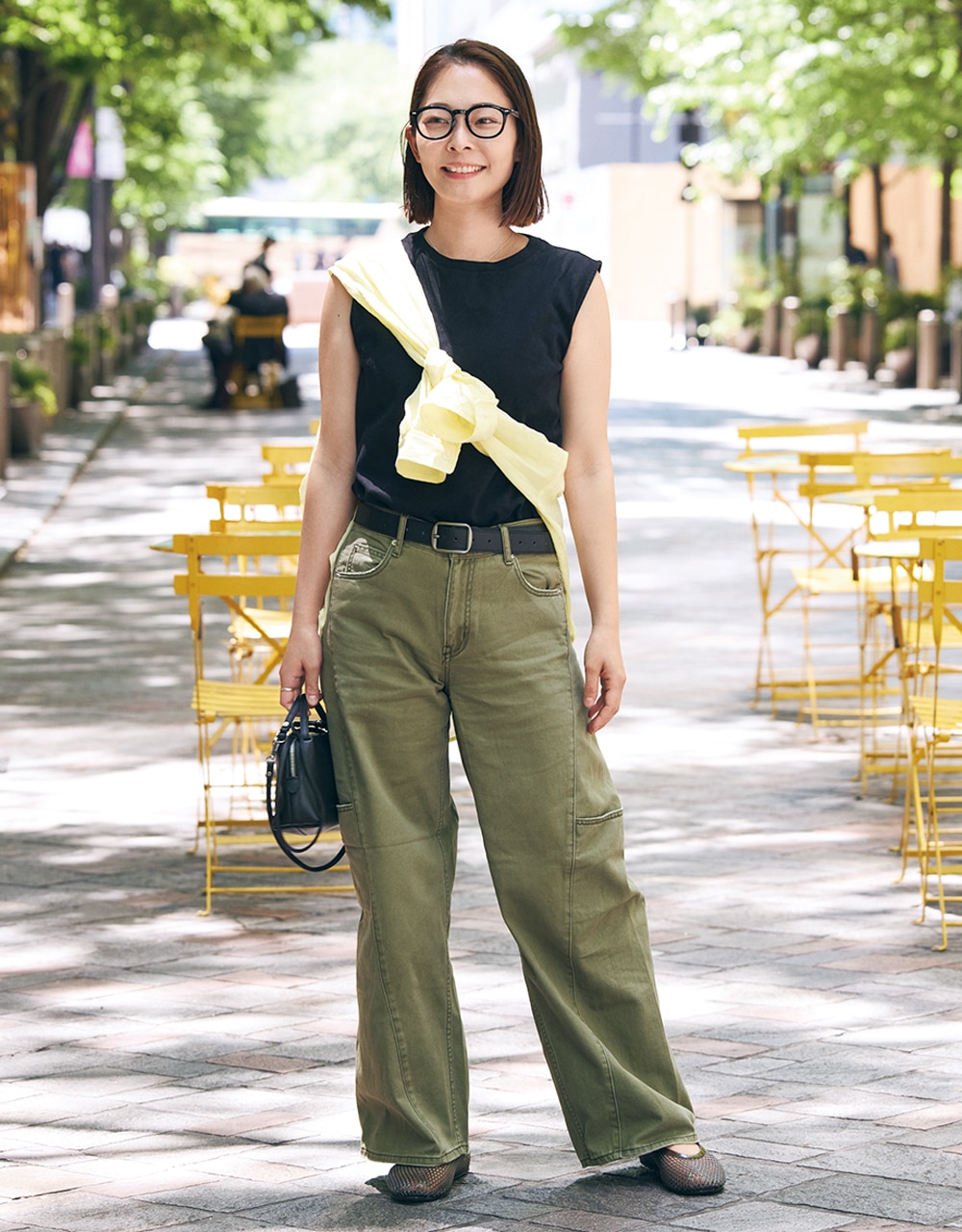 【カーキパンツ×黒トップスコーデ】ジャストウエストのパンツを肌見せで女性らしく LEE100人隊 No.078 あずずさん