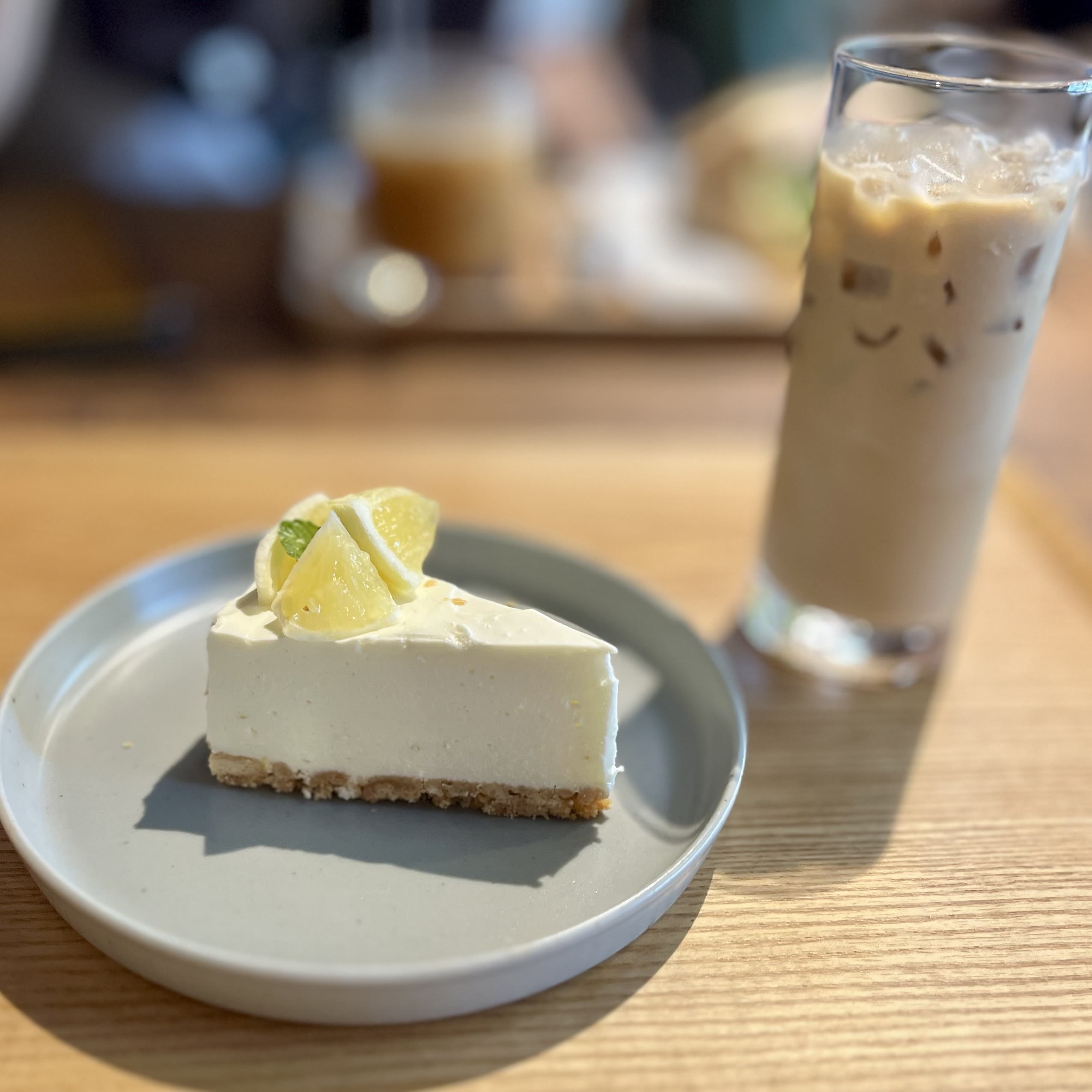 ケーキ　カフェラテ