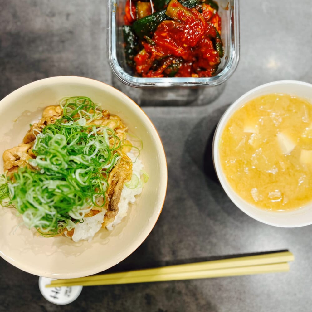 LEE2026年8・9月号 のっけ飯 LEEレシピ カリカリ豚と貝割れのっけ飯 焼き肉のっけ飯
