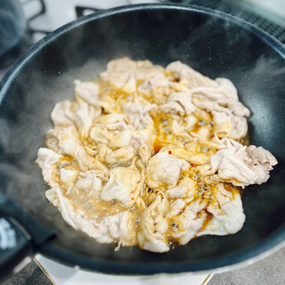 LEE2026年8・9月号 のっけ飯 LEEレシピ カリカリ豚と貝割れのっけ飯 焼き肉のっけ飯