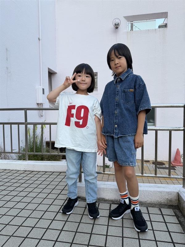 スタイリスト高橋美帆さん紹介　コンバースのジュニアサイズスニーカー「STARHOPPER SLIT SLIDE（スターホッパー スリット　スライド）　兄妹で着用