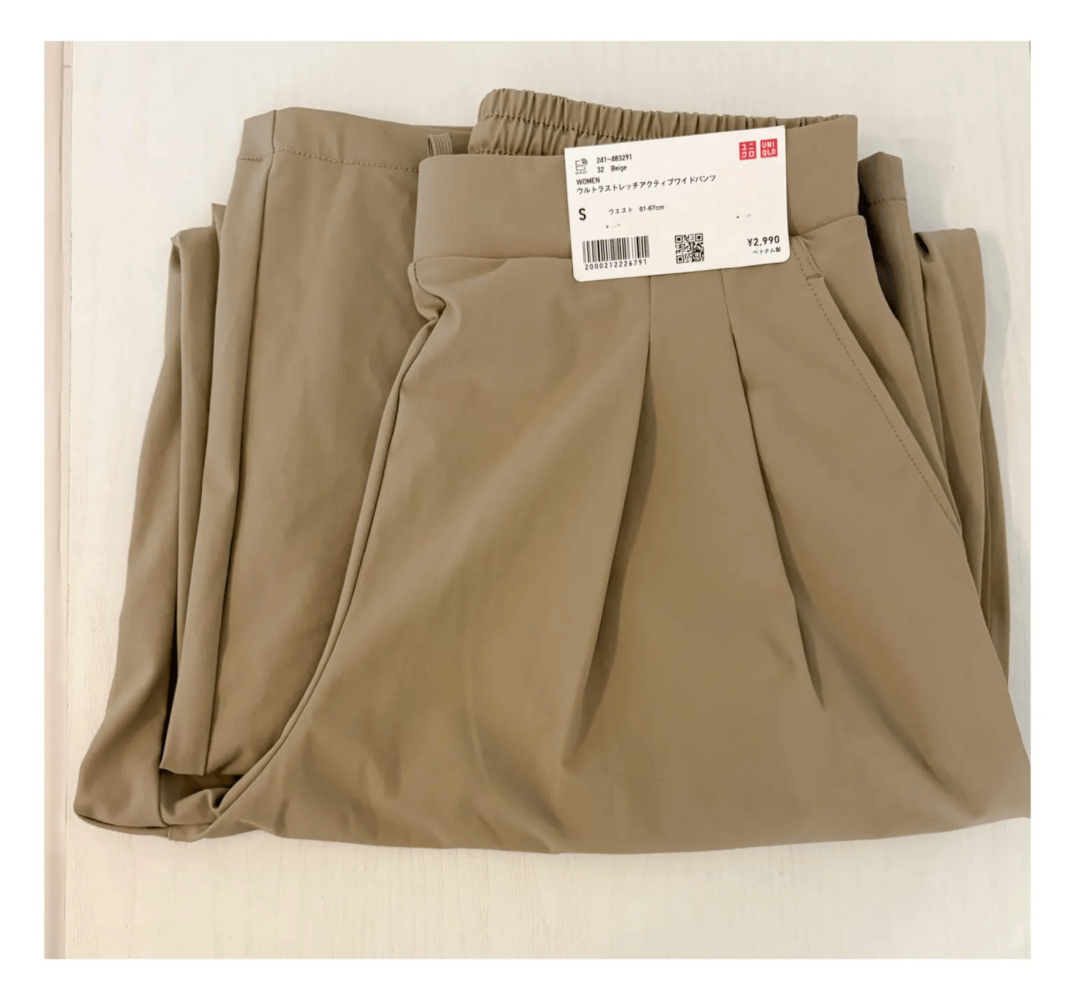 ユニクロ「ウルトラストレッチアクティブワイドパンツ」（32 BEIGE）