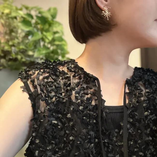 ユニクロ「スクエアネックブラキャミソール」（09 BLACK）のコーデ　トップスのアップ