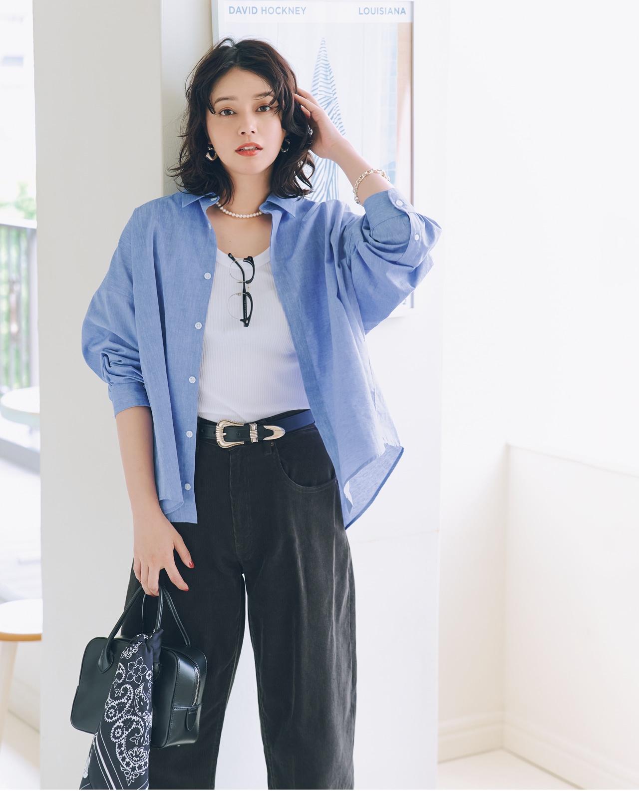 岸本セシルさんの12closet（トゥエルブクローゼット）【洗える】【DEAR DAYS】リネン混バックフレアオーバーシャツのコーデ