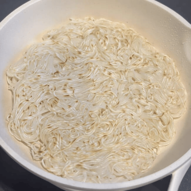 「そうめんガレット」フライパンで焼く様子