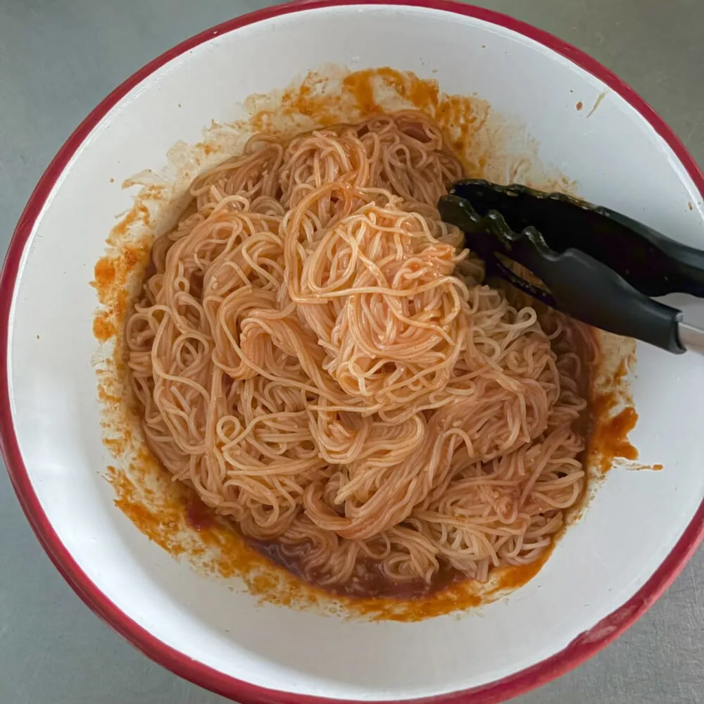 「ピビン冷麺」麺とタレを混ぜる様子