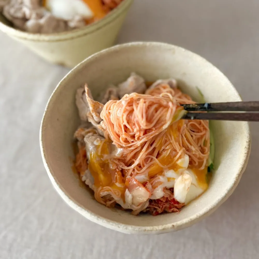 「ピビン冷麺」完成例 箸上げ