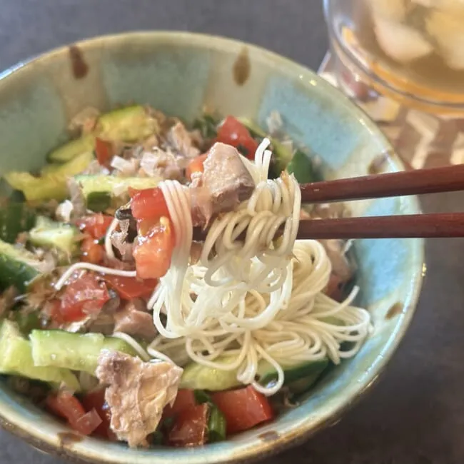 「サバ缶とたたききゅうりのおかかそうめん」完成例 箸上げ