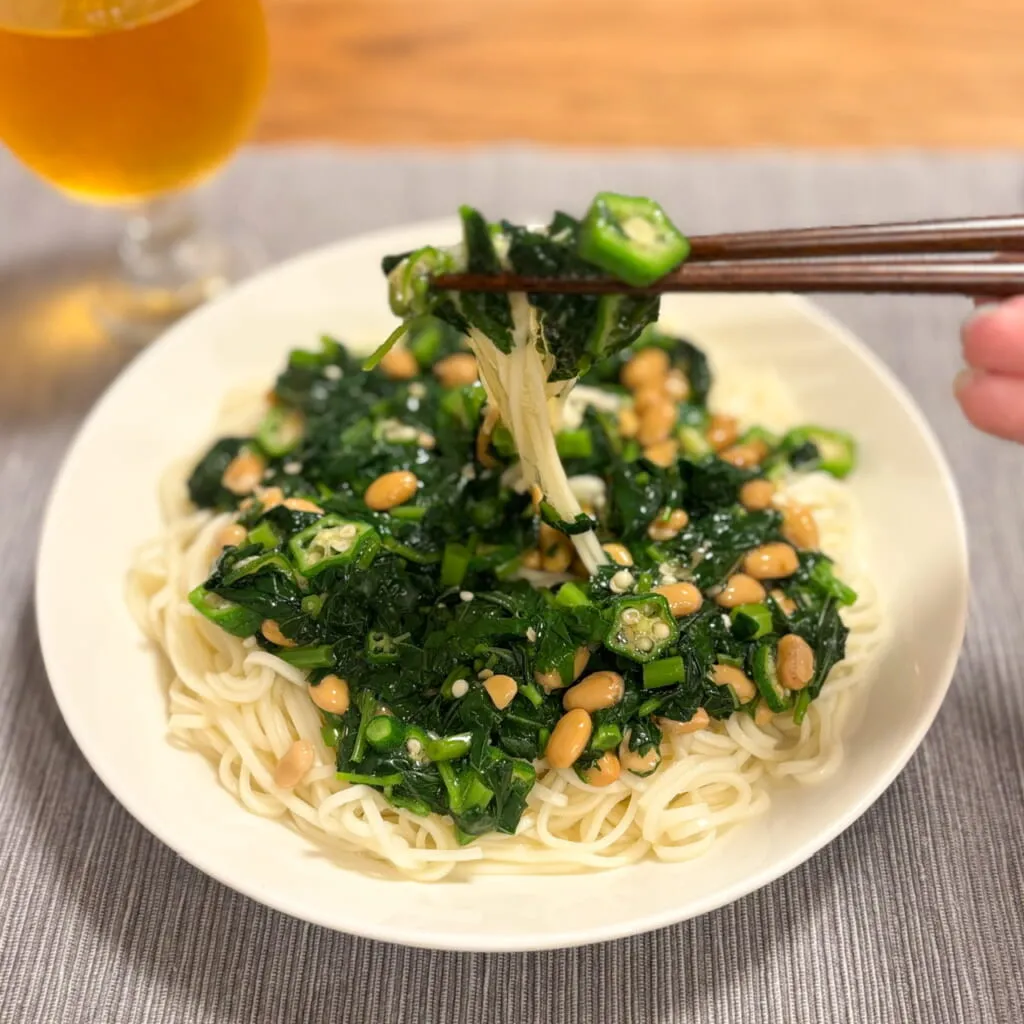 「モロヘイヤ納豆そうめん」完成例 箸上げ