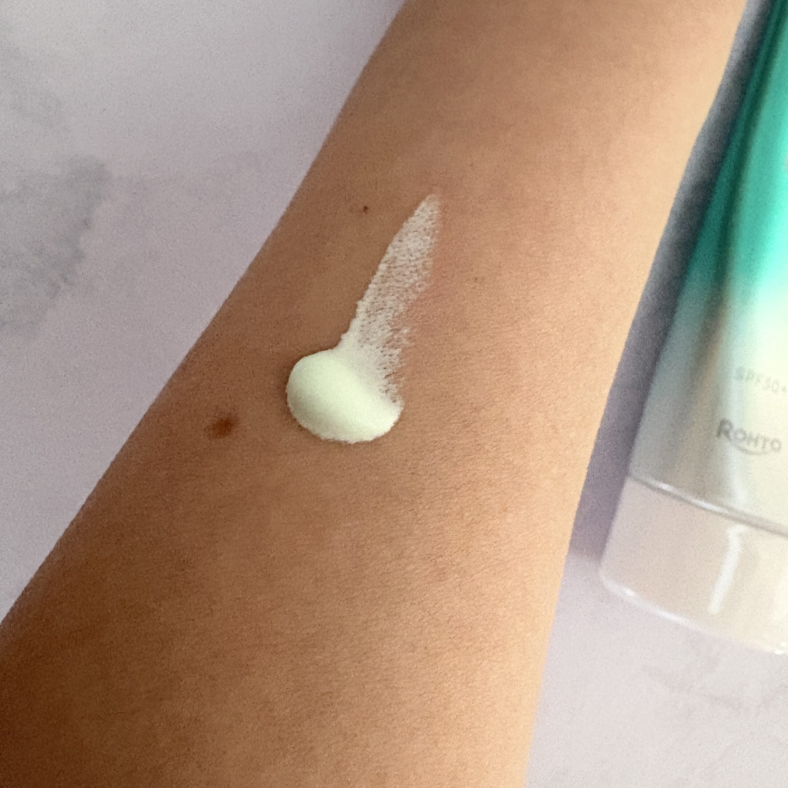 スキンアクア トーンアップUVエッセンス ミントグリーン 日焼け止め