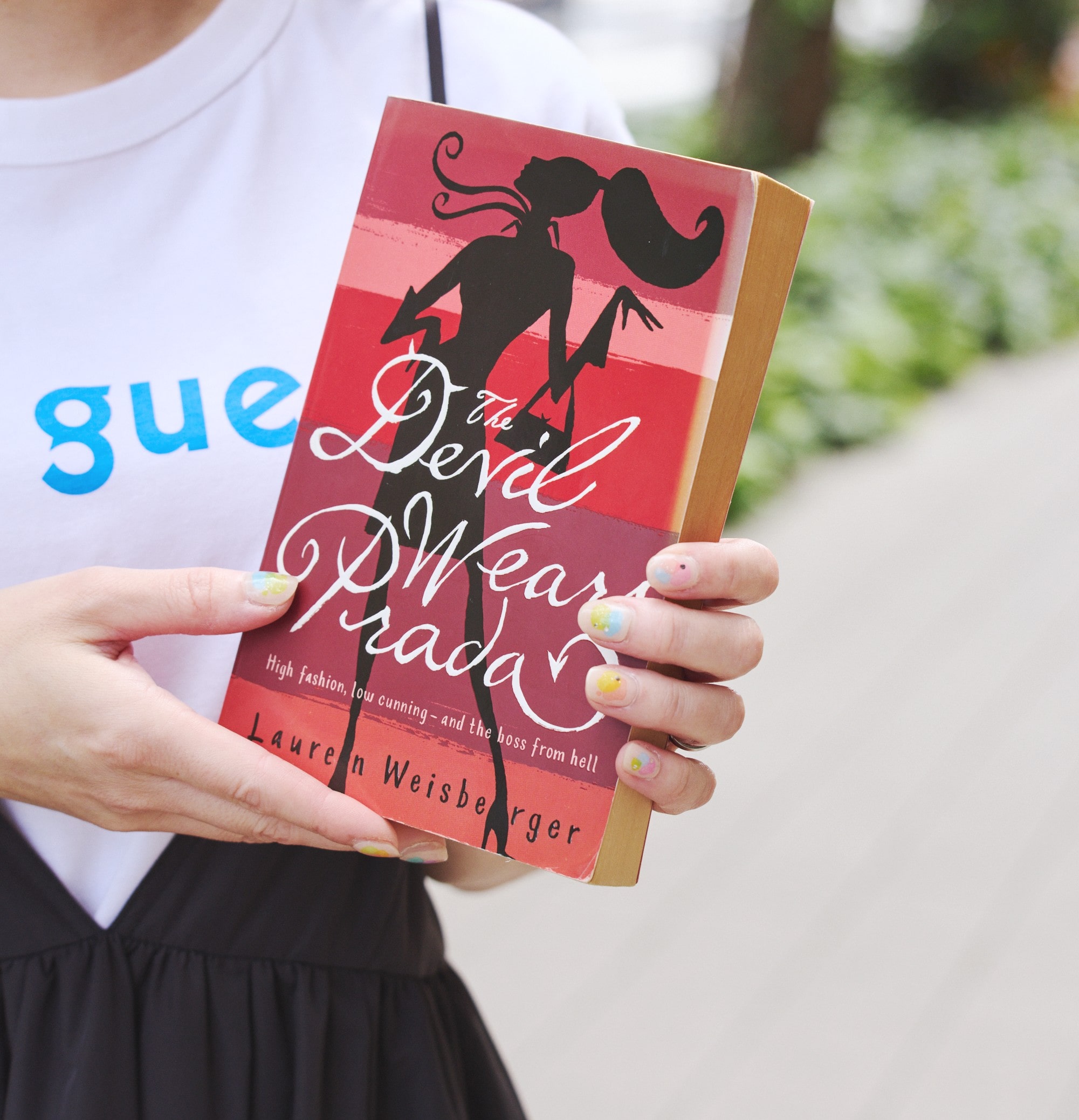 Lauren Weisbergerの小説『The Devil Wears Prada』を手に持った写真