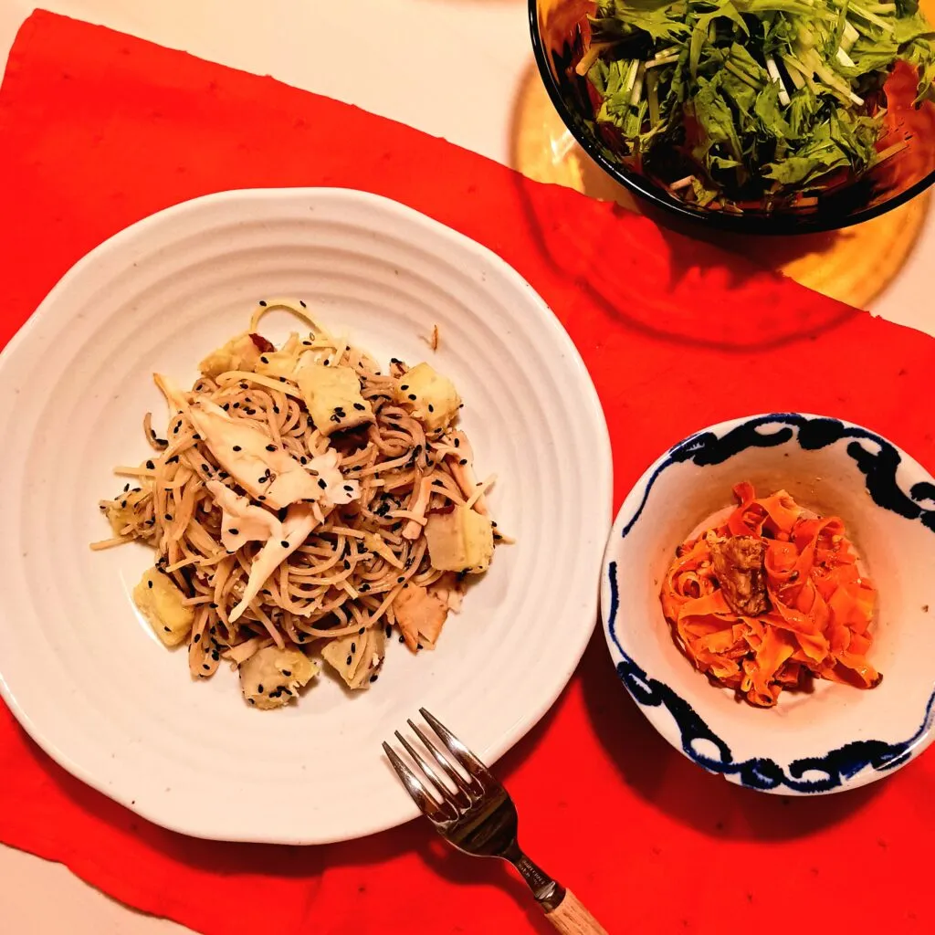 えなりんさん「さつまいもの黒ごまたっぷりパスタ」と副菜