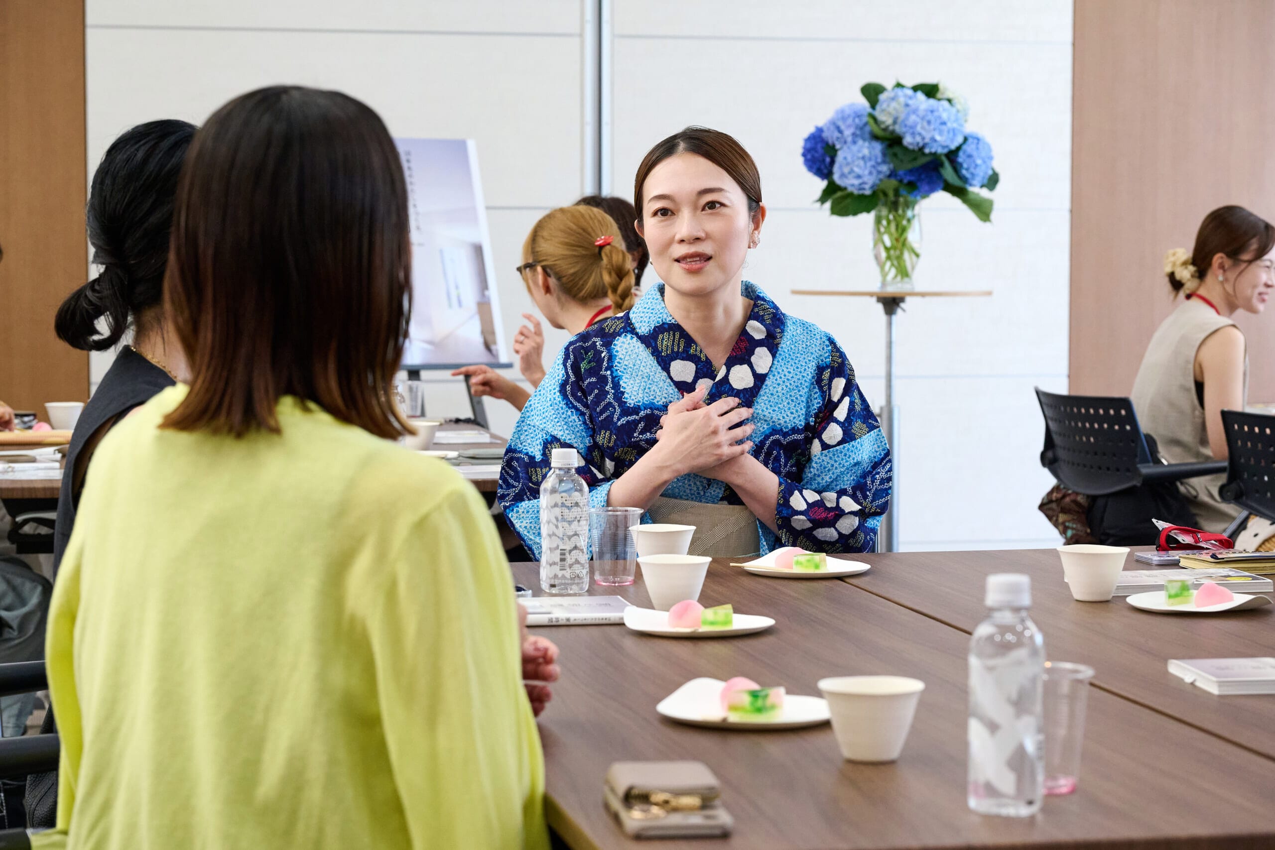 LEE100人隊と話すEmiさん