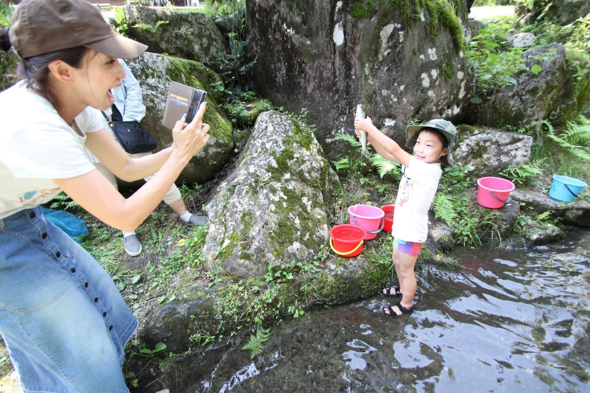 鮎をつかむ子供