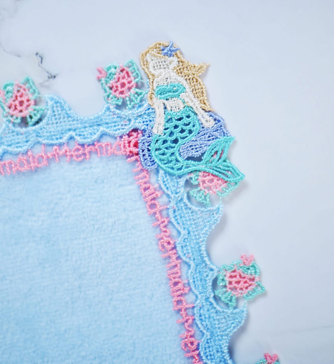近沢レース店 シーズンタオルハンカチ/マーメイド(アクアブルー)刺繍