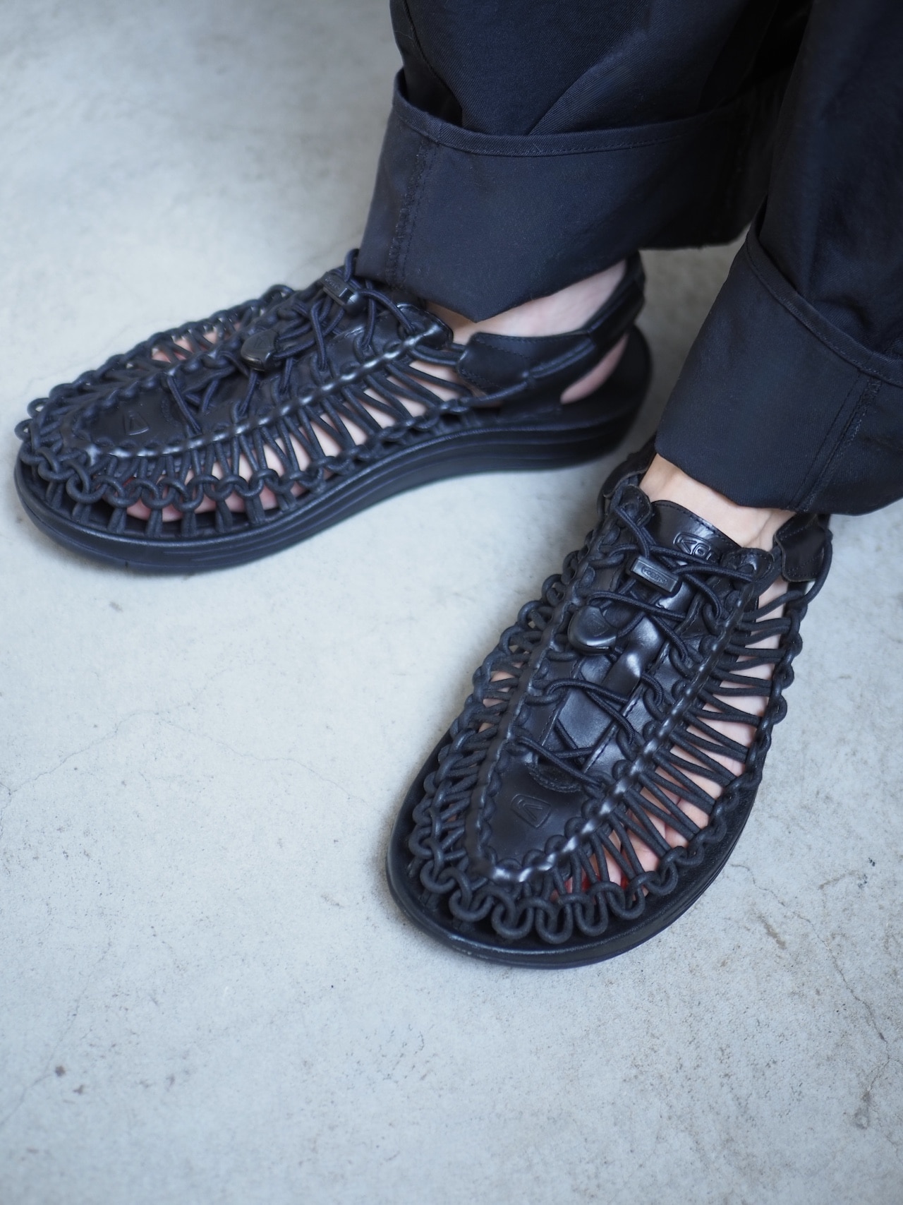 KEEN「ユニーク プレミアム レザー」女性が着用した足元
