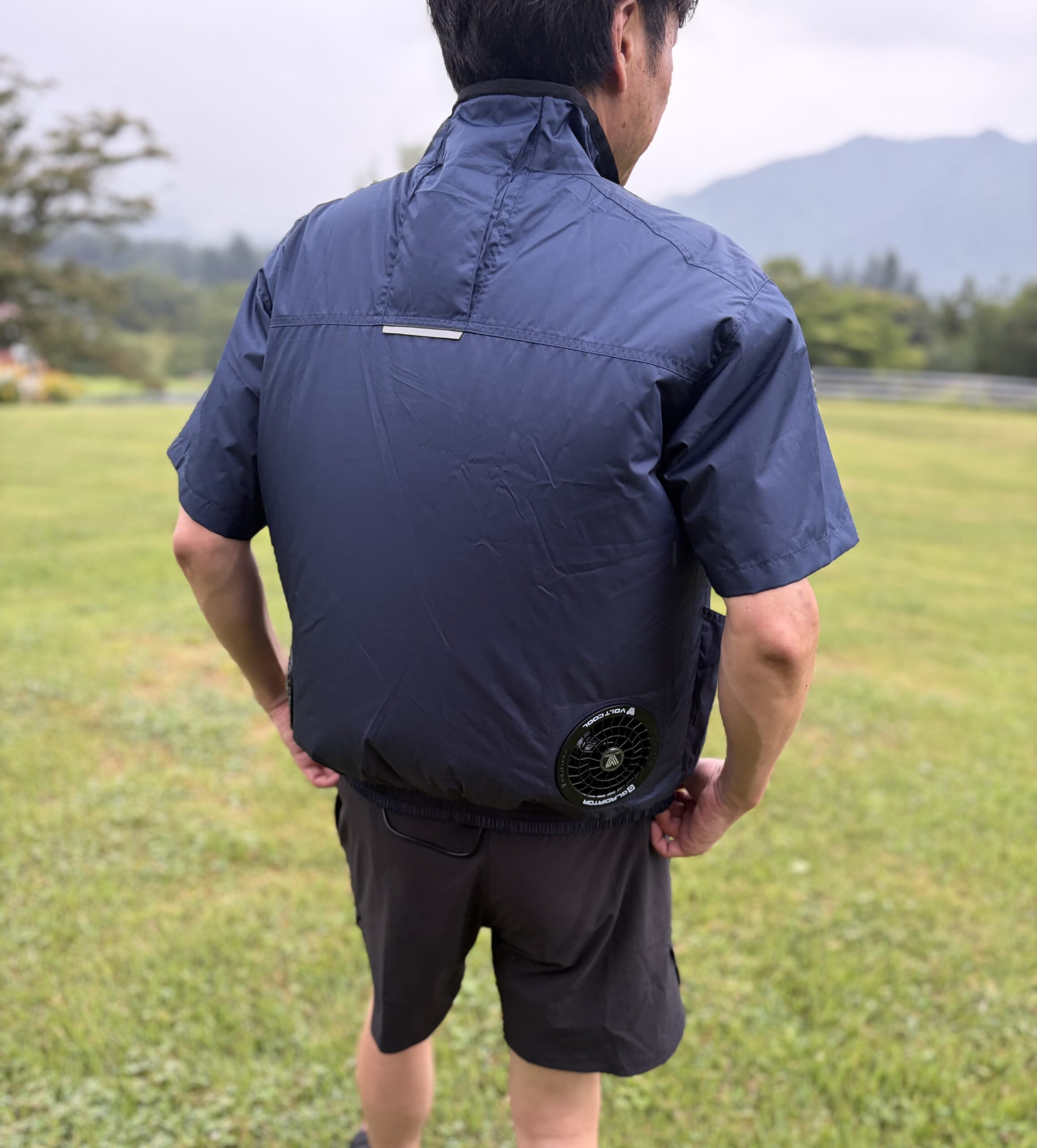 空調ファン付きのウェアを着用した男性