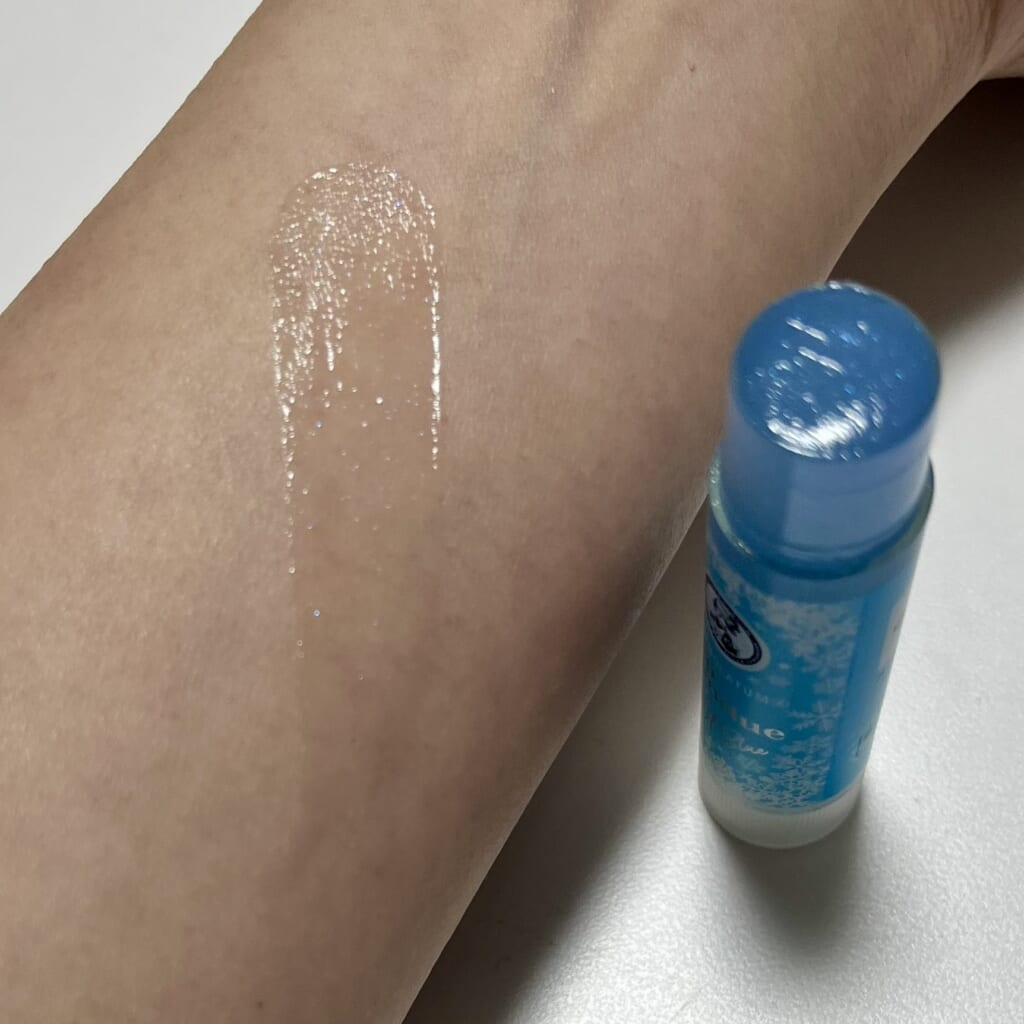 ロート製薬「メンソレータムリップ リップフォンデュ アイシーブルー」腕に塗ったところ