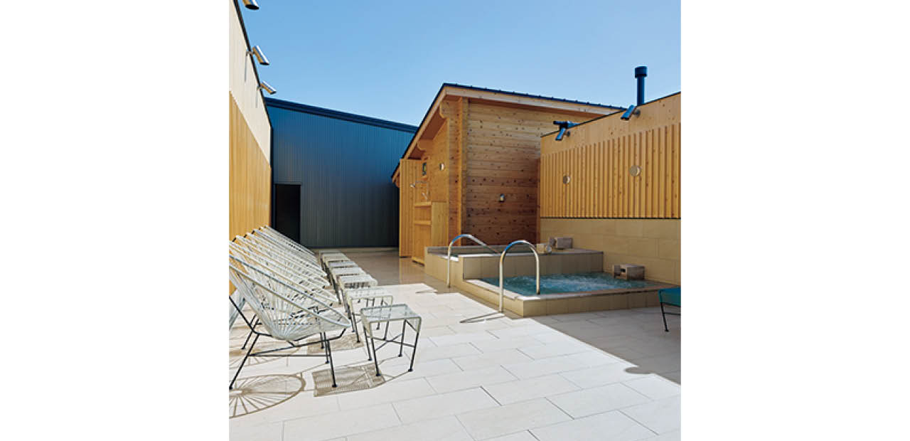 軽井沢の自然に抱かれるように佇む「AQUAIGNIS GARDEN SPA」が隣接