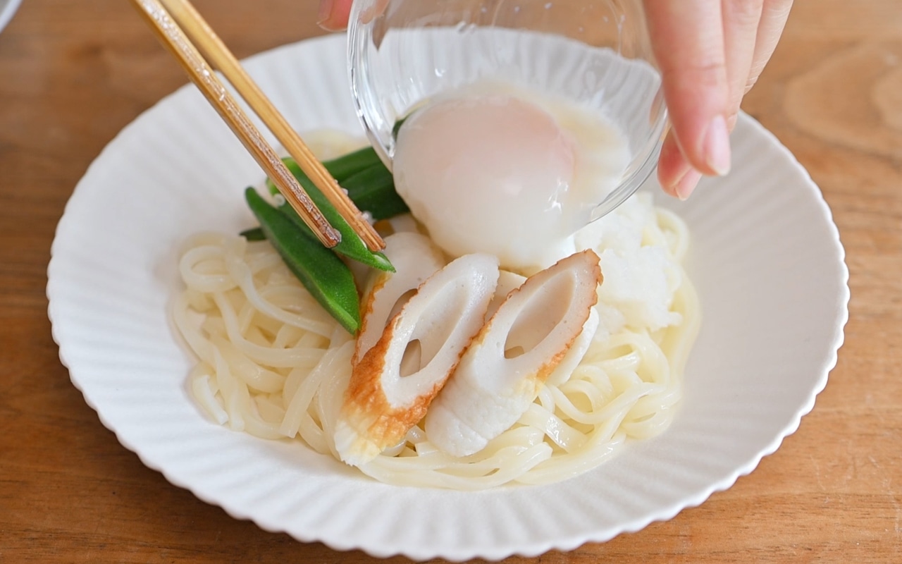 大根おろし、ちくわ、オクラ、温泉卵をのせ