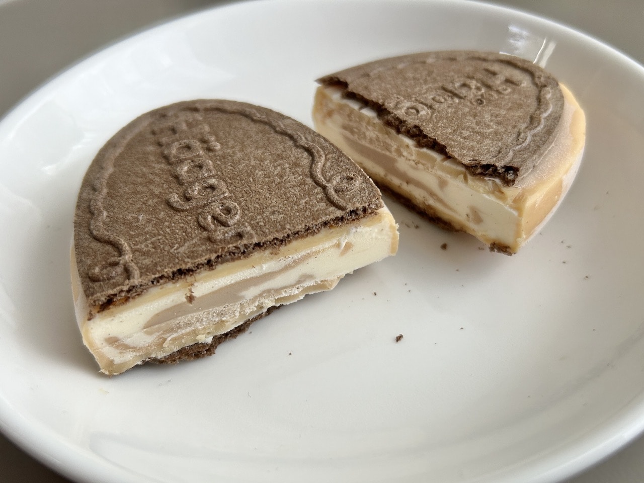 ハーゲンダッツ クリスピーサンド「ピーナッツ&バターキャラメル」断面