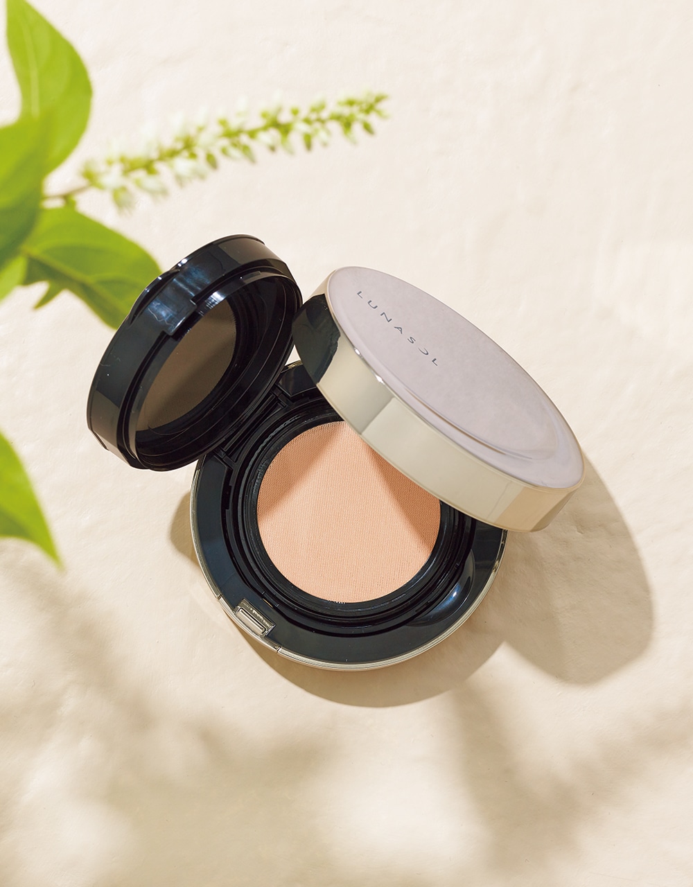 ルナソル ラディアントフロウ メッシュコンパクト　SPF17・PA++ 12g 全3色￥10120（セット価格）