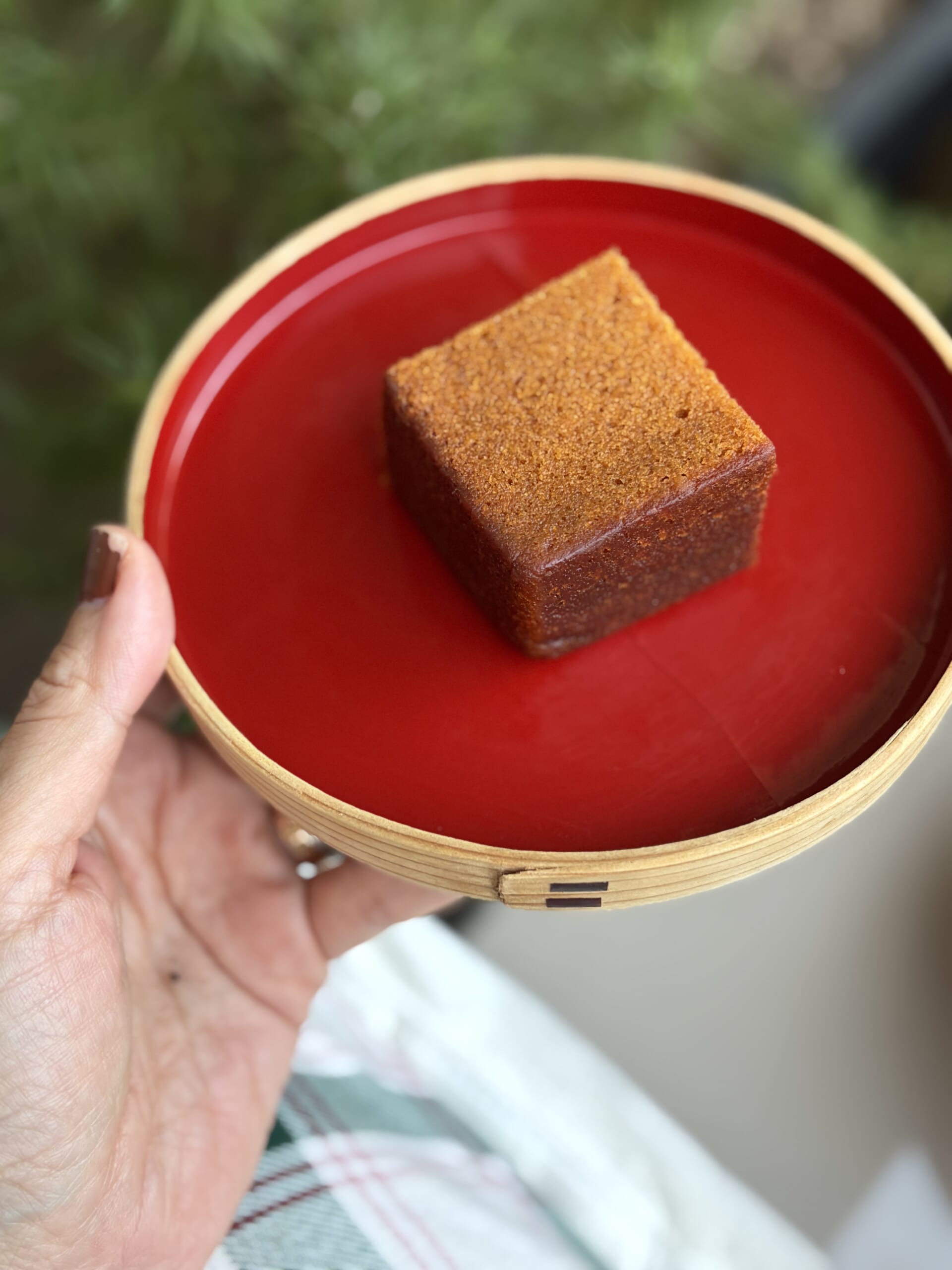 DAILY by LONG TRACK FOODS「キャラメルパウンドケーキ」をお皿にのせた状態