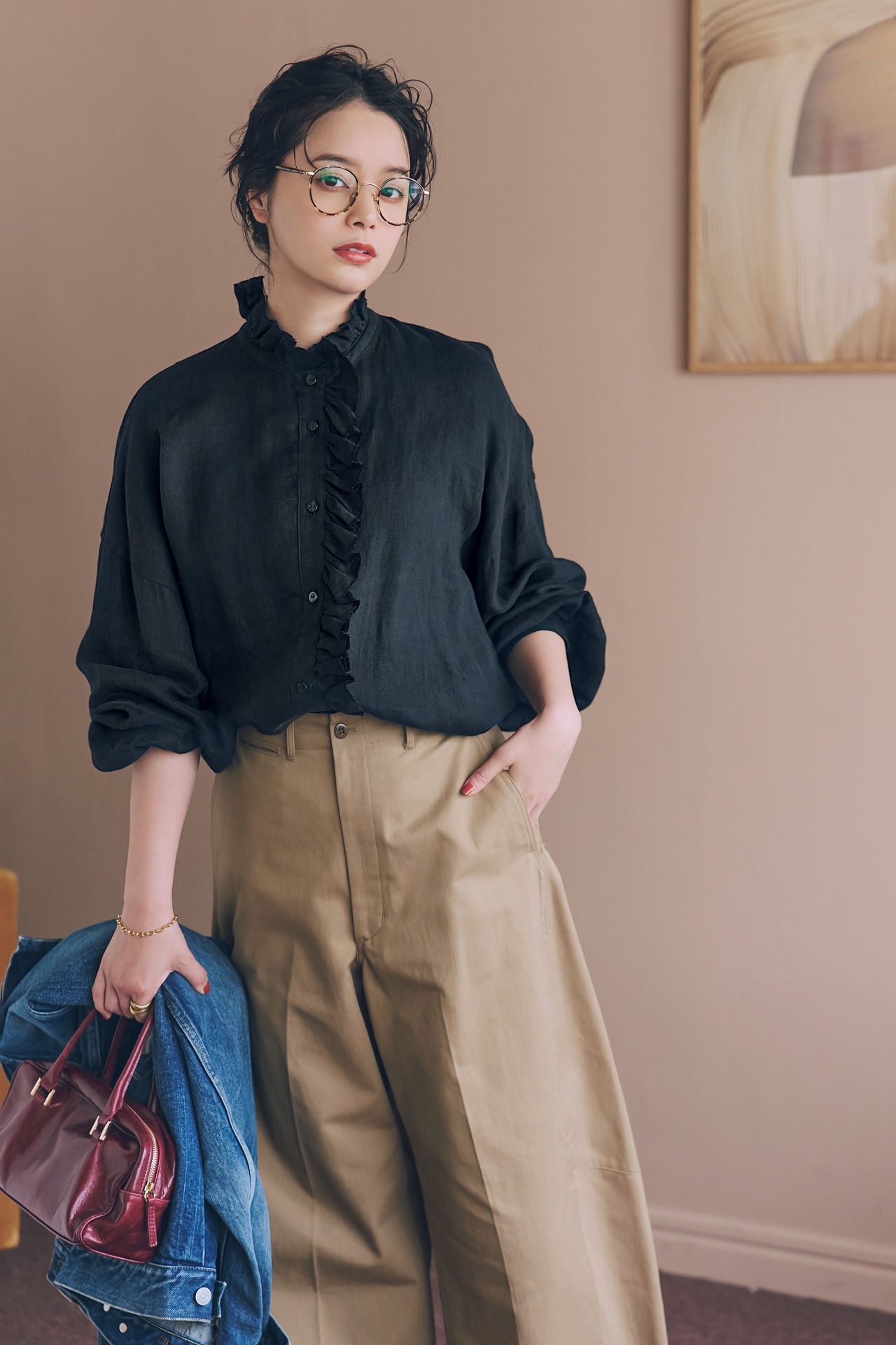 岸本セシルさんの12closet(トゥエルブクローゼット)【洗える】【石上美津江さんコラボ】リネンフリルブラウス ブラックのコーデ