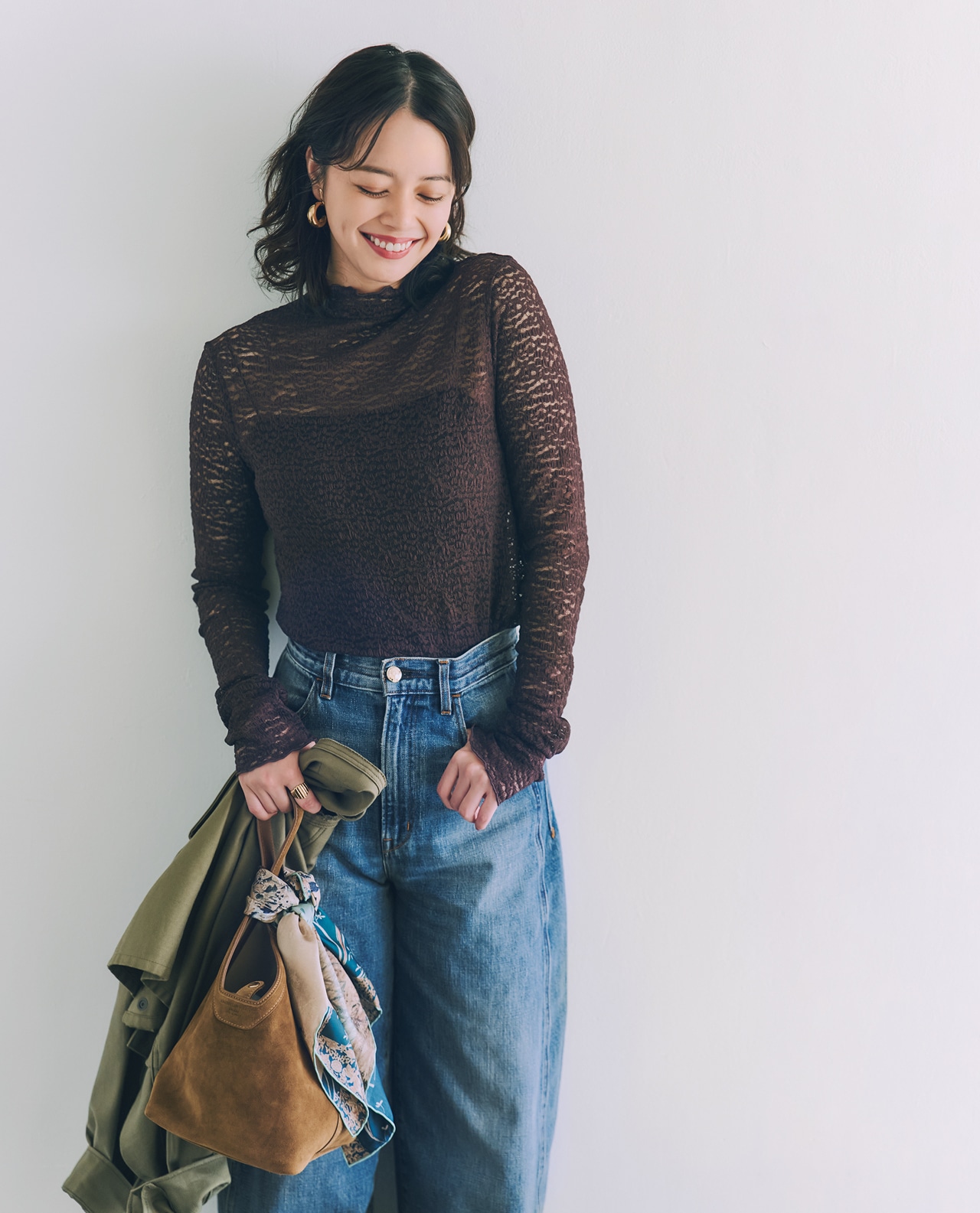 岸本セシルさんの12closet(トゥエルブクローゼット)【洗える】総レースジャージートップスのコーデ