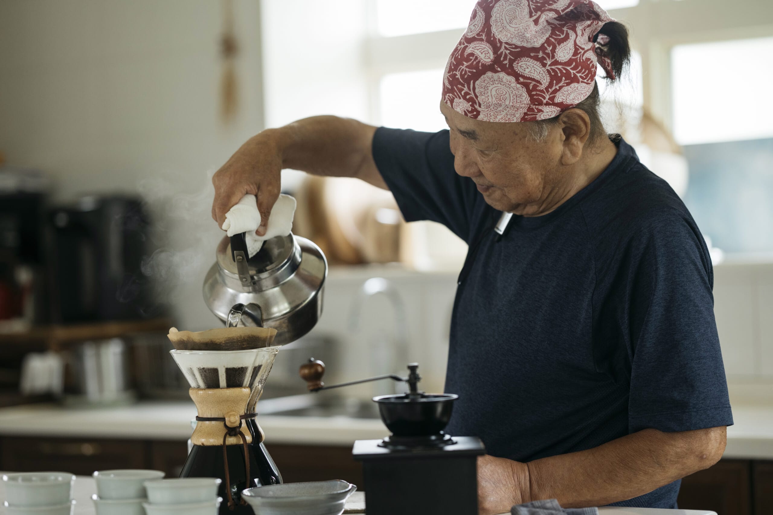 小林まさるさん（料理研究家）コーヒーを淹れているところ